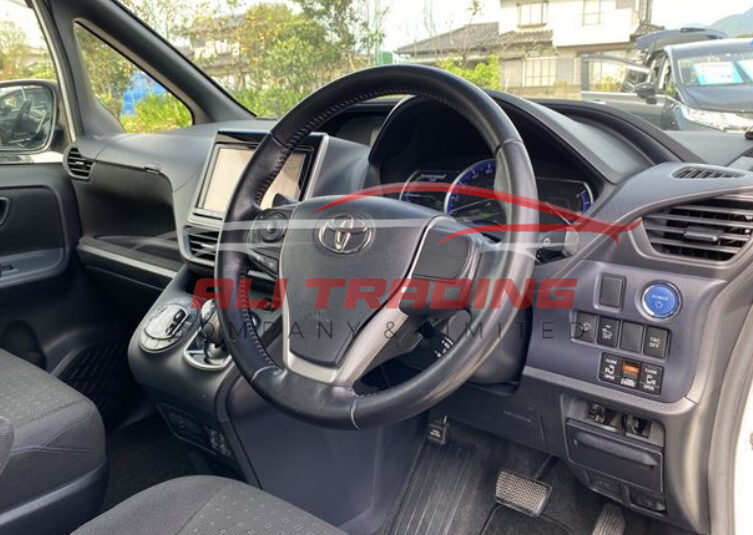 Toyota Noah Hybrid G 2015