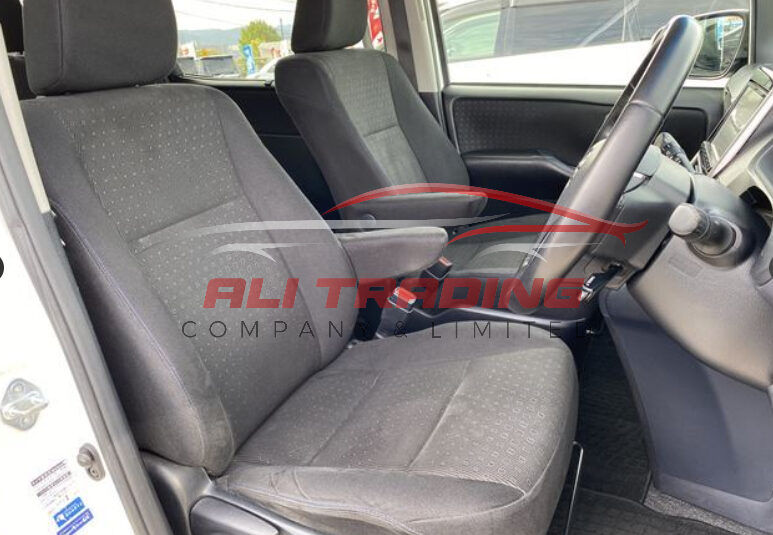 Toyota Noah Hybrid G 2015