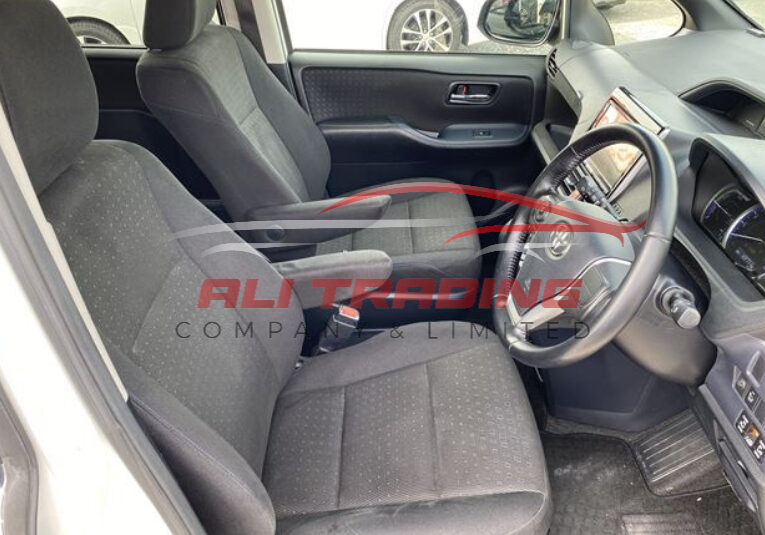 Toyota Noah Hybrid G 2015