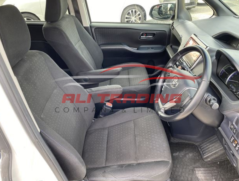 Toyota Noah Hybrid G 2015