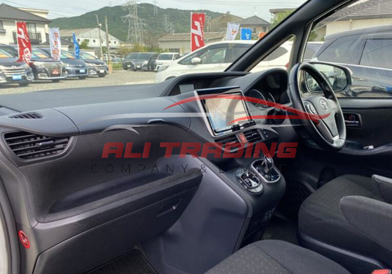 Toyota Noah Hybrid G 2015