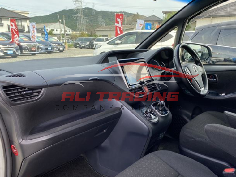 Toyota Noah Hybrid G 2015