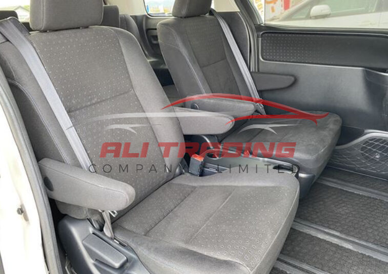 Toyota Noah Hybrid G 2015
