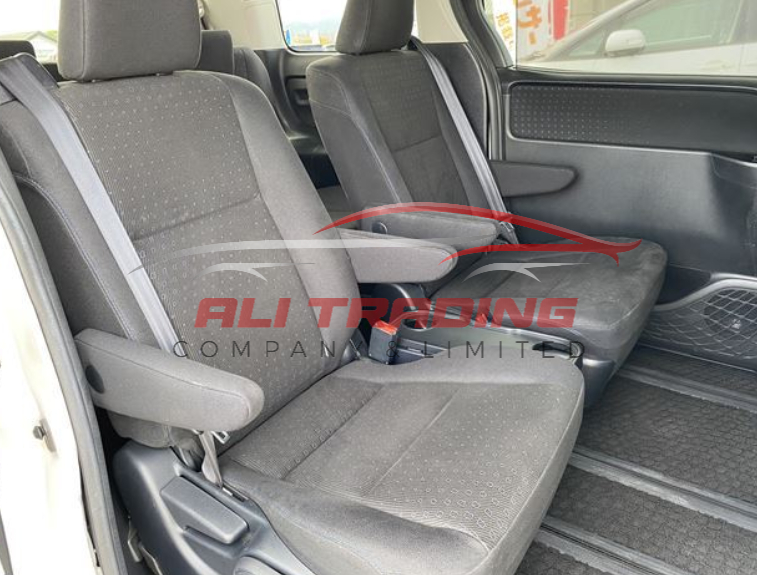 Toyota Noah Hybrid G 2015