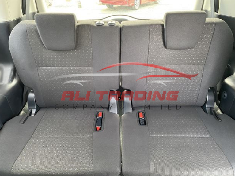 Toyota Noah Hybrid G 2015