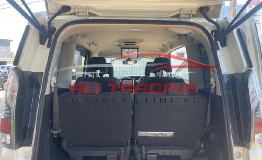 Nissan Serena e-Power Highway Star V