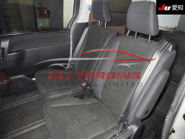 Toyota Noah Hybrid G